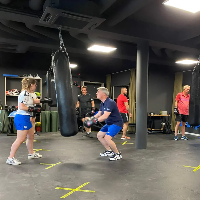 recreant leden die op pads mogen slaan in een omgeving voor iedereen om fit te worden met energie